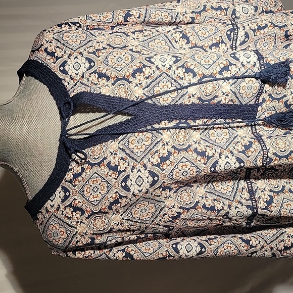 BloomChic Bandana Print Tassels Tie Neck Flutter Sleeve Blouse, Size: 18-20, NWT - Picture 2 of 9